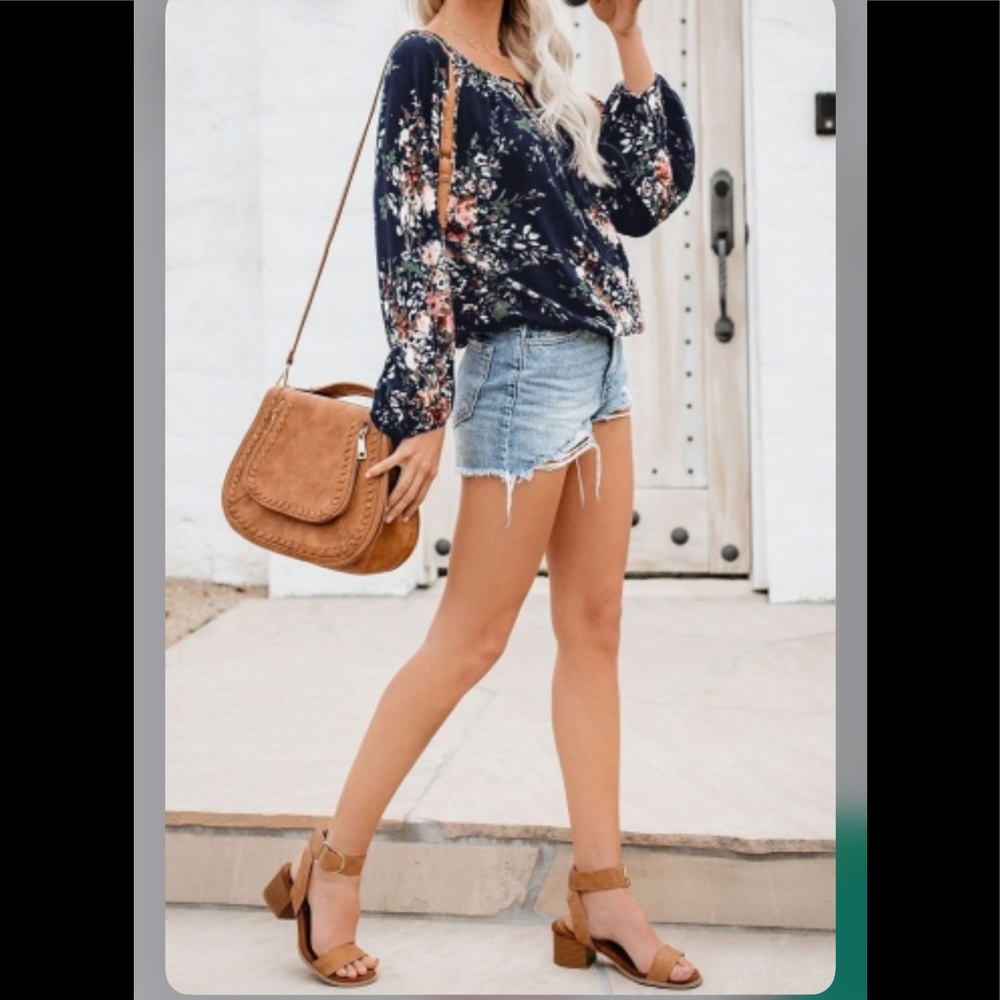 🌺 NWT!!! Blue Floral Blouse